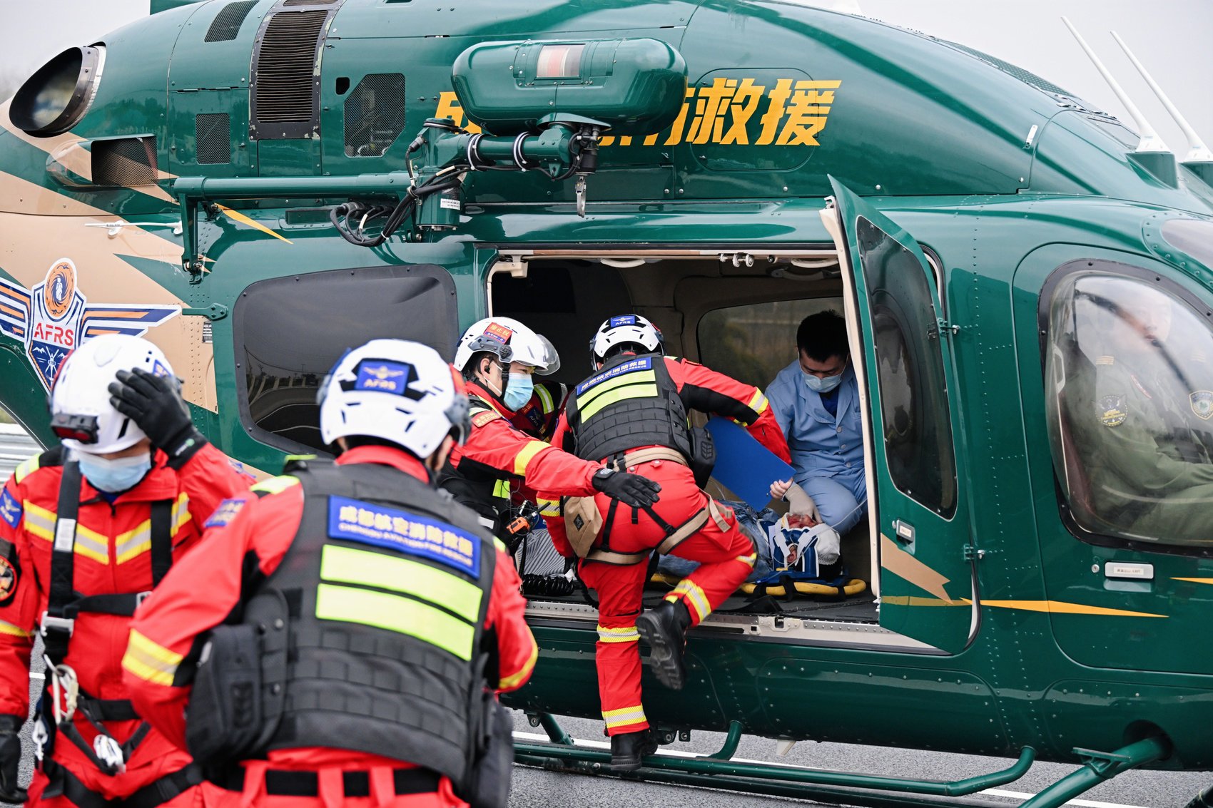 救援人员将危重伤员送上直升机。 四川高速公安一分局供图